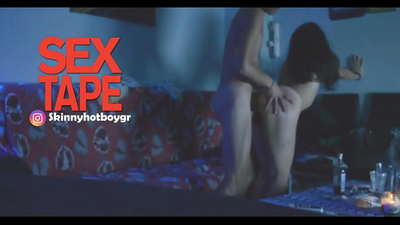 Sød skolepige med sin kæreste